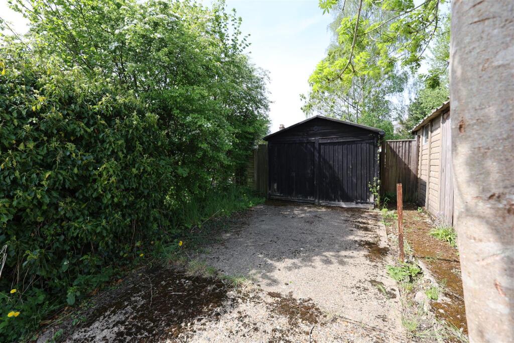 GARAGE &amp; DRIVEWAY