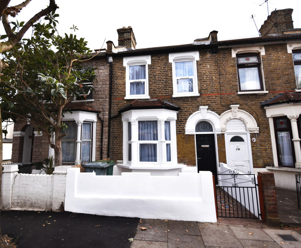 Mid terrace house to let