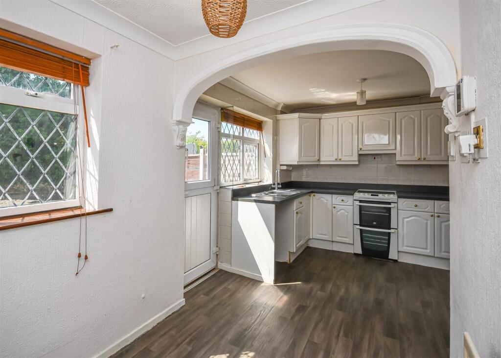 12 Calvin Close-Kitchen.jpg