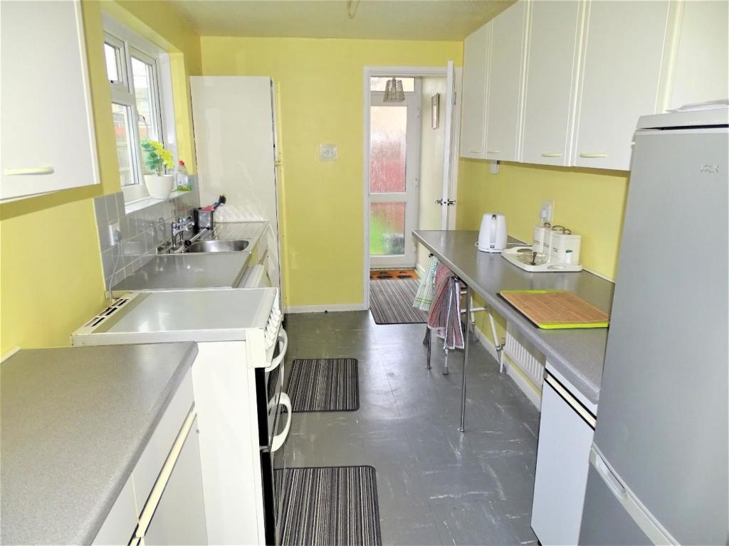 GOOD SIZE KITCHEN/BREAKFAST ROOM