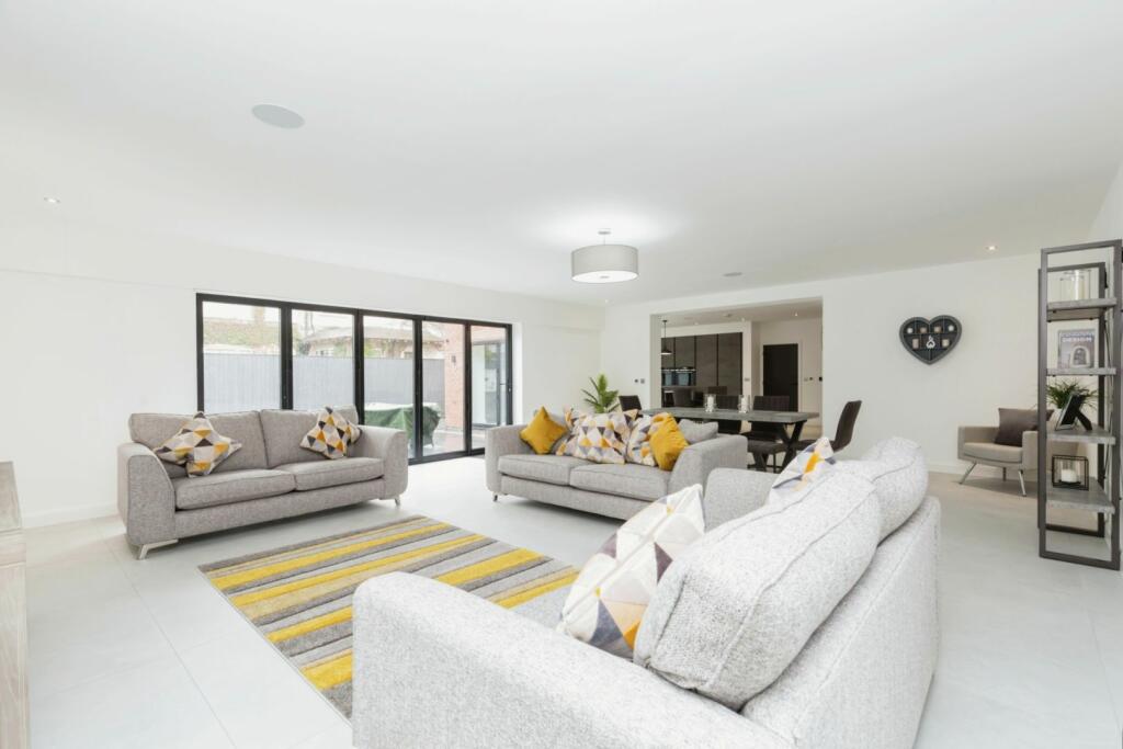 Lounge/Dining Room