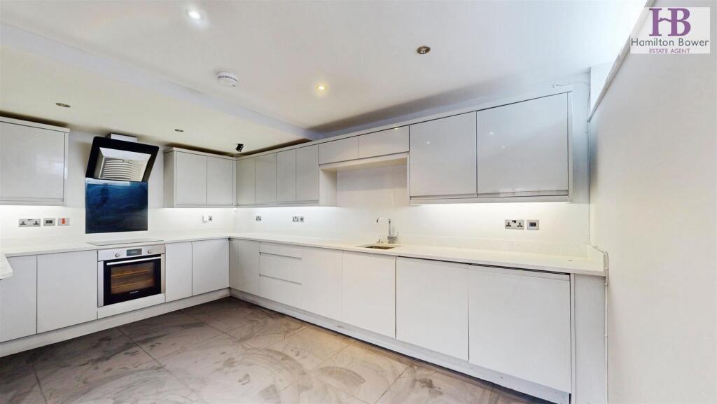 OPEN PLAN LOUNGE &amp; KITCHEN