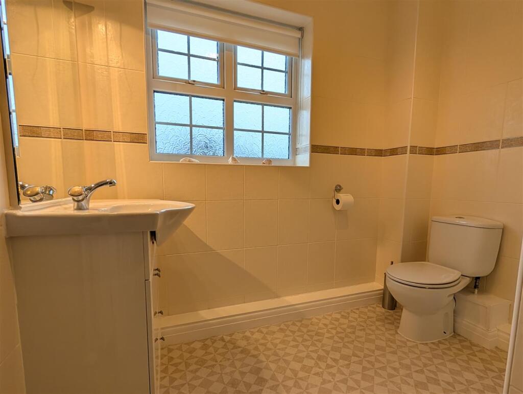 EN SUITE SHOWER ROOM/WC