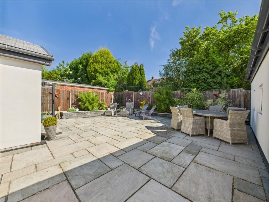 CAM03729G0-PR0042-STILL029