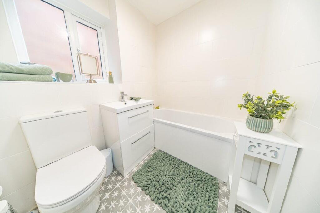 11 Newark Close bathroom.jpg