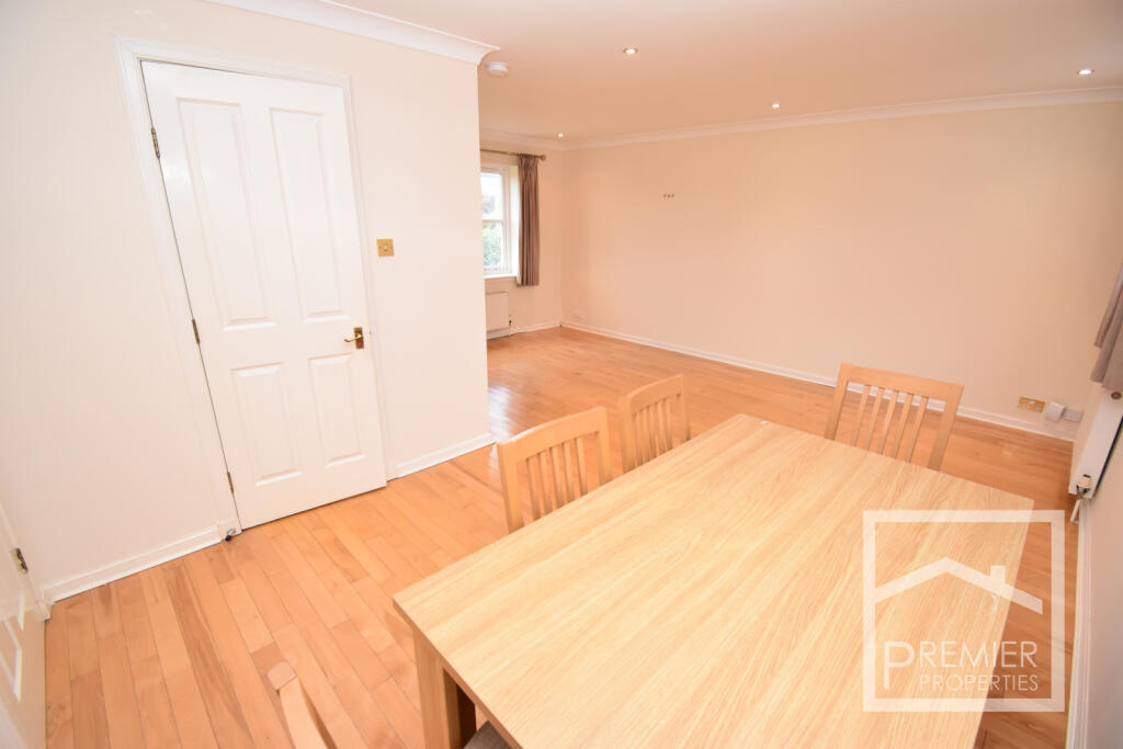 Lounge/Dining Area