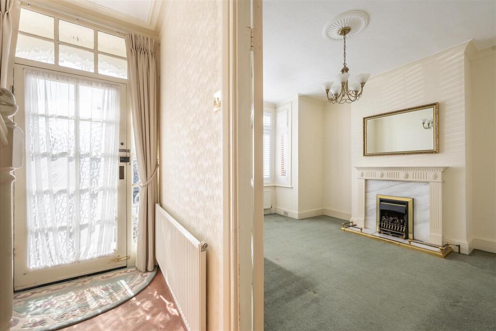 Selwyn Avenue, E4