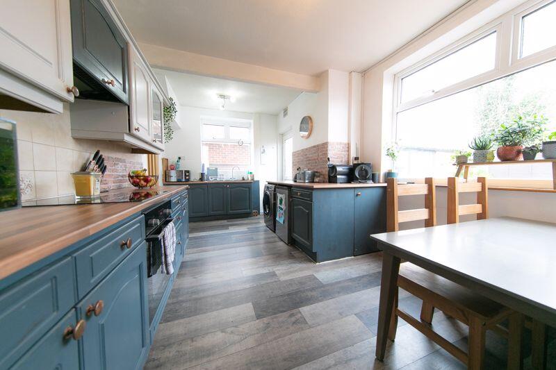 Kitchen &amp; dining room