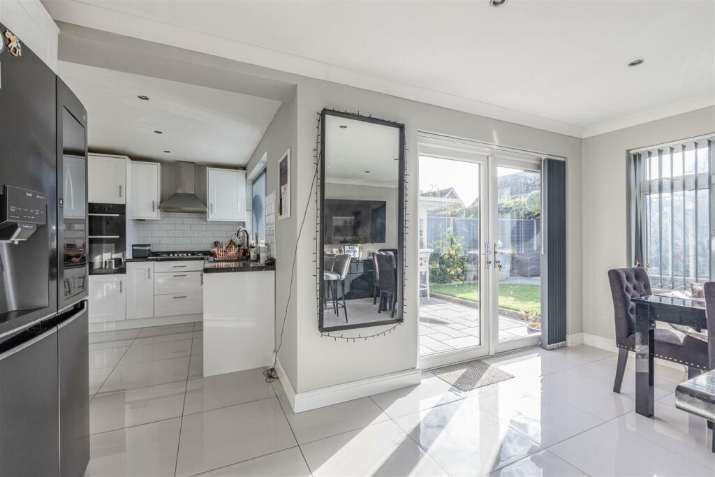 11 Magdalen Crescent, Byfleet, KT14 7SR - 11.jpg