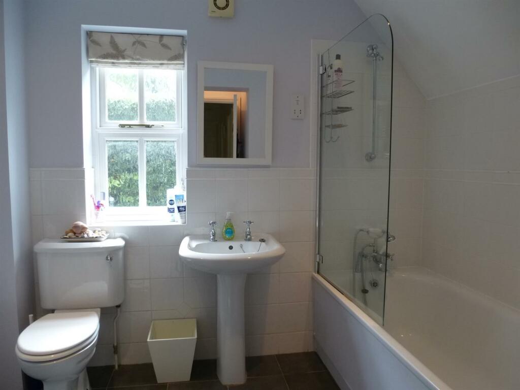 Hawthorn Cottage fam bathroom.JPG