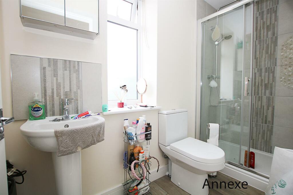 IMG_0309 SHOWER ROOM.jpg
