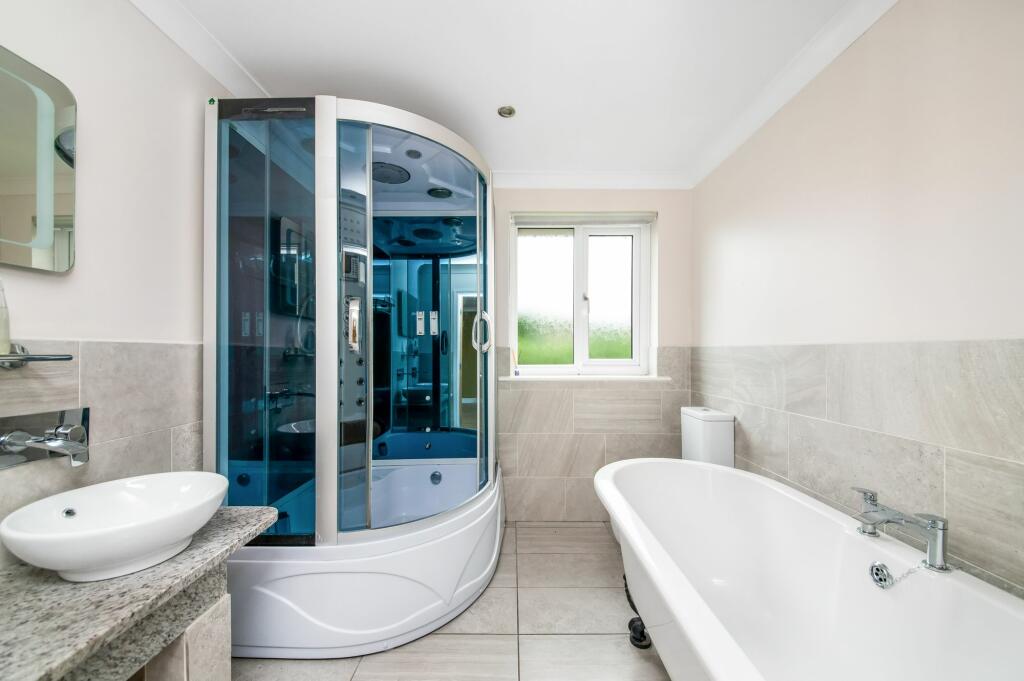 EN-SUITE BATHROOM