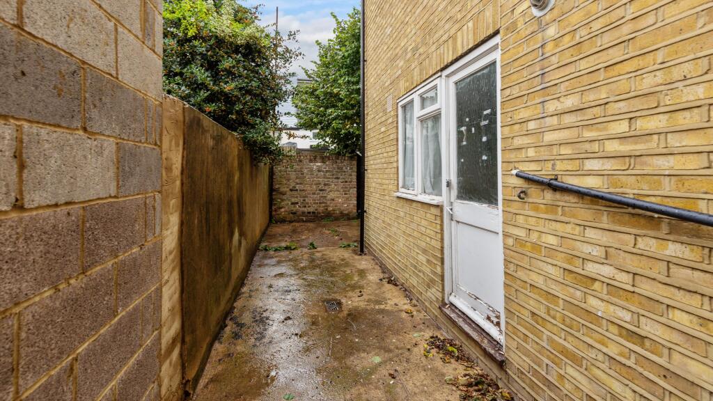Flat A, 73 Green Lane, Hanwell, London, W7 2PA