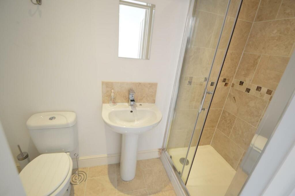 36 Pretoria Road ensuite.jpg