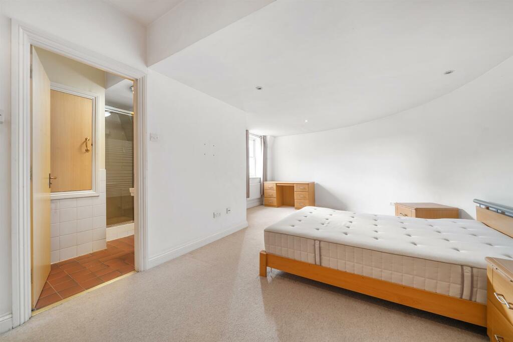 Bedroom 1 (2).jpg