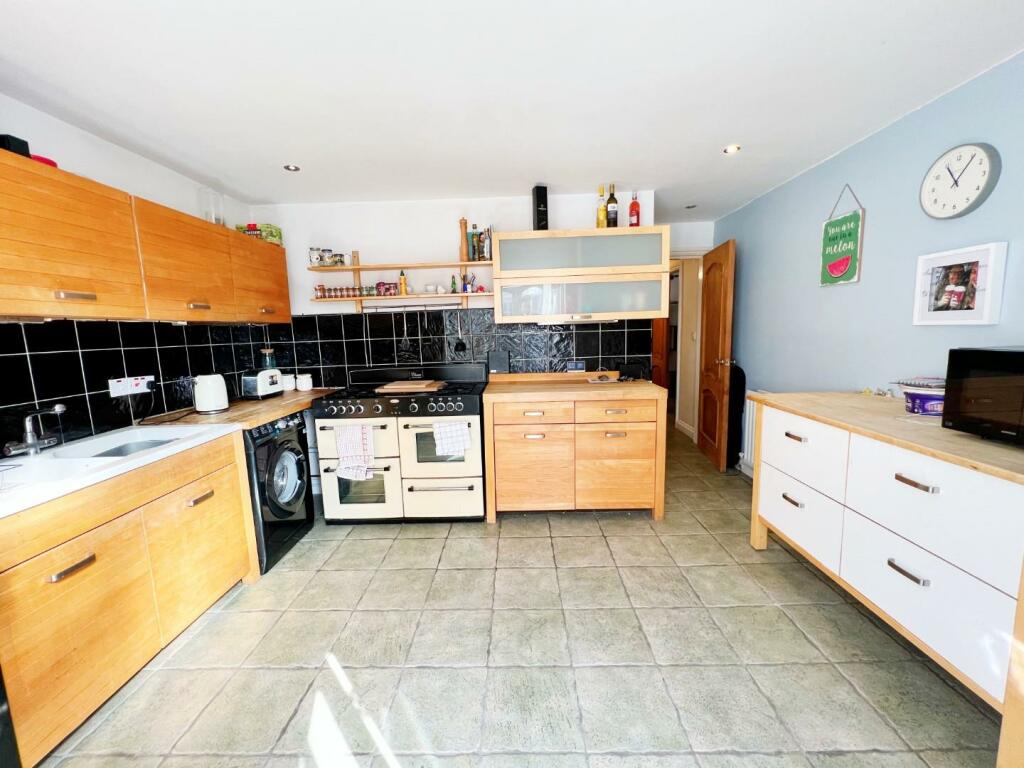 Kitchen pic 2.jpg