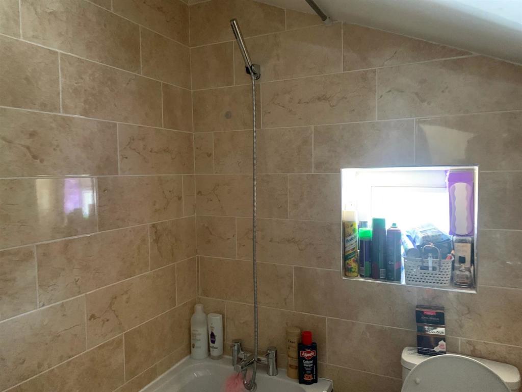 Flat 3 bathroom.jpg