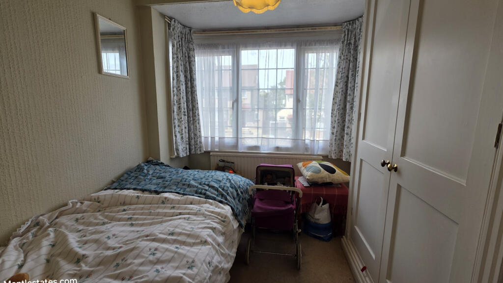 FRONT BEDROOM (3)