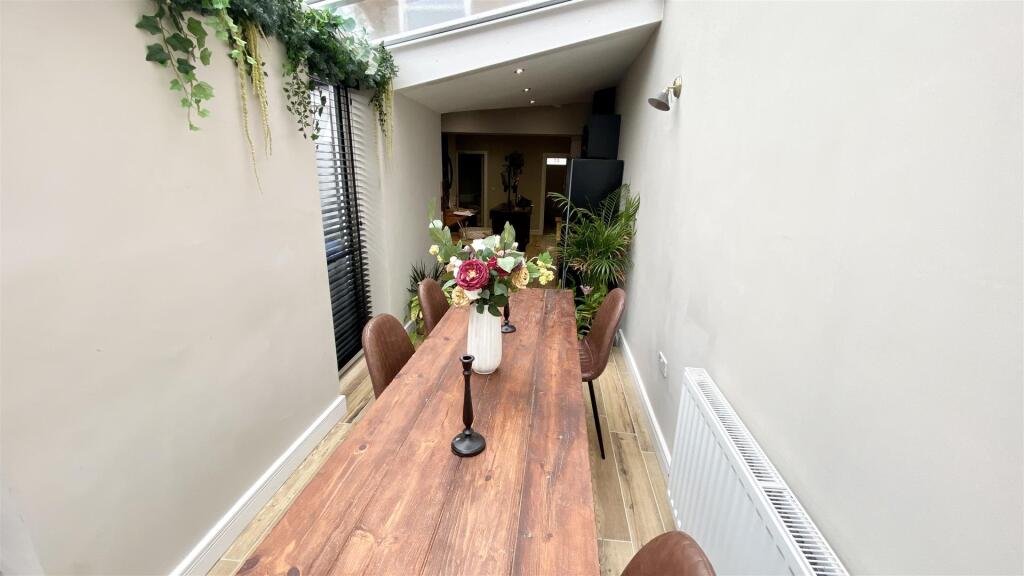 DINING/BREAKFAST ROOM