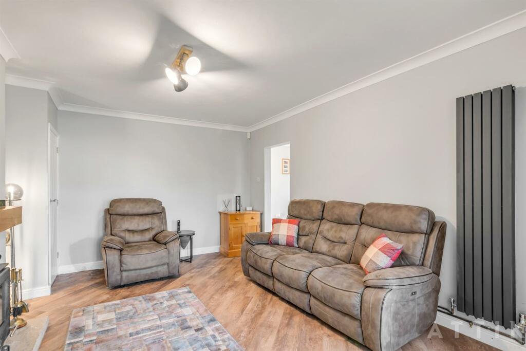 31 Queens Drive, Halesworth IP19 8DN (13).jpg