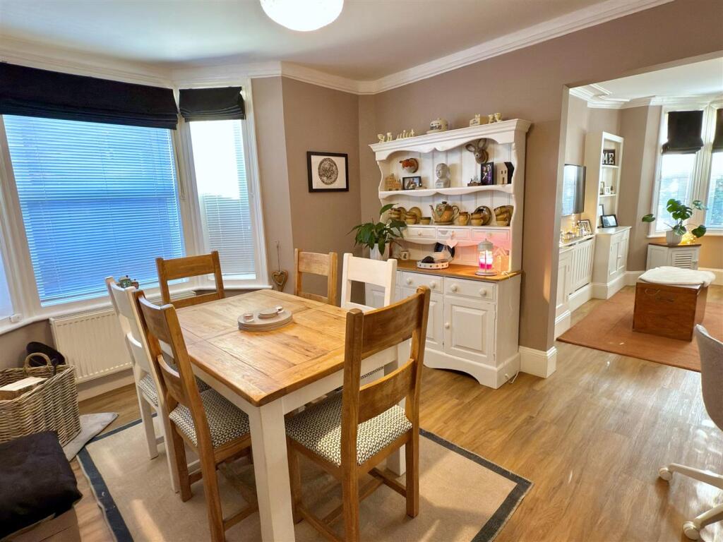 DINING ROOM.jpg