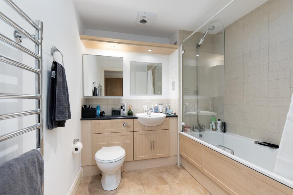 Tounson Court, Montaigne Close F18- bath