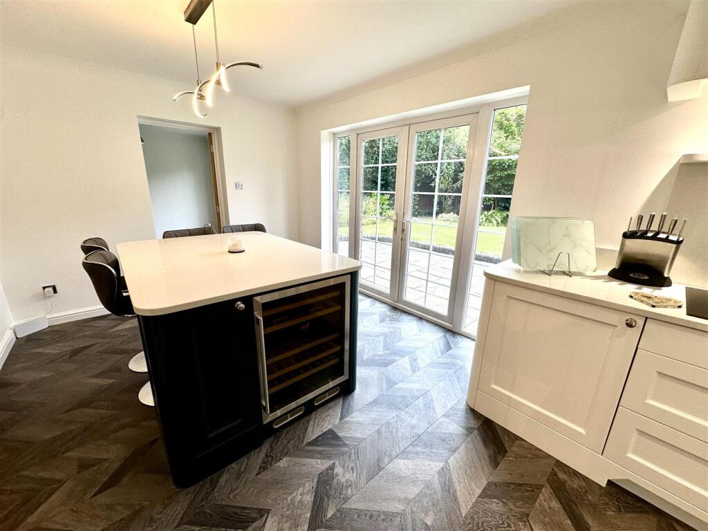 KICTHEN/FAMILY ROOM