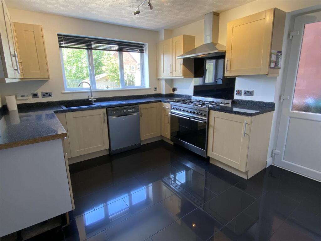 Fitted Kitchen incl range