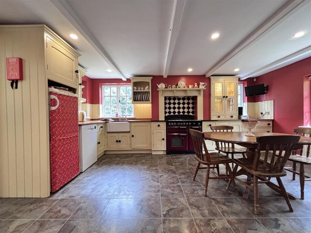 Corner Cottages kitchen 2.jpg