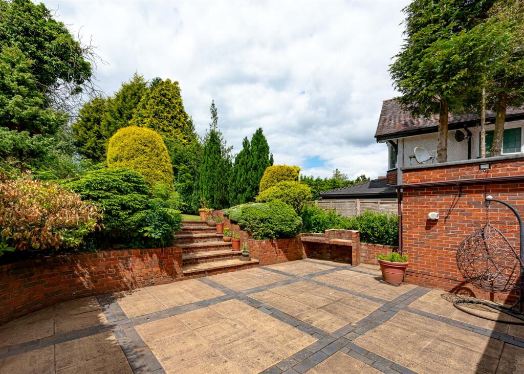 The Squirrels, 27 Stourbridge Road-Garden1.jpg
