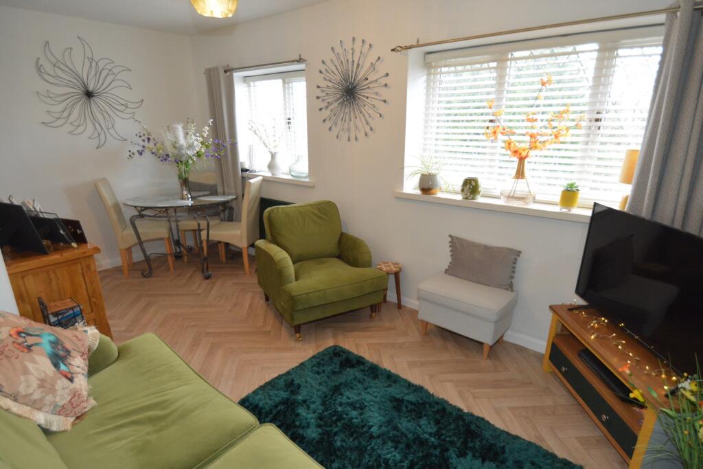 LOUNGE/DINING AREA
