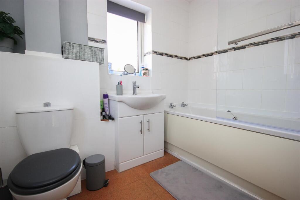 bathroom..jpg