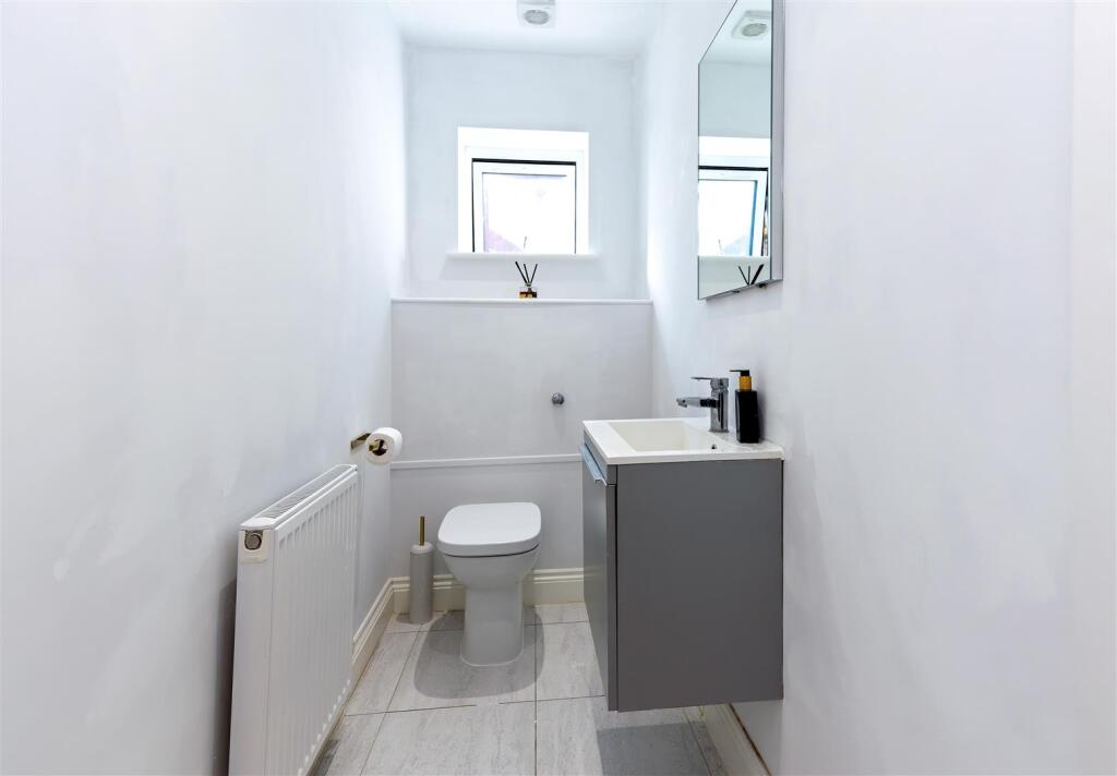 Downstairs cloakroom toilet SAPL6988-CR3-20250301-
