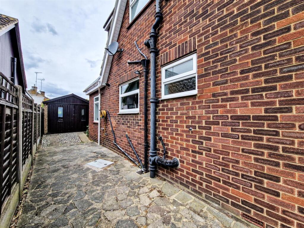 driveway to the detached garage