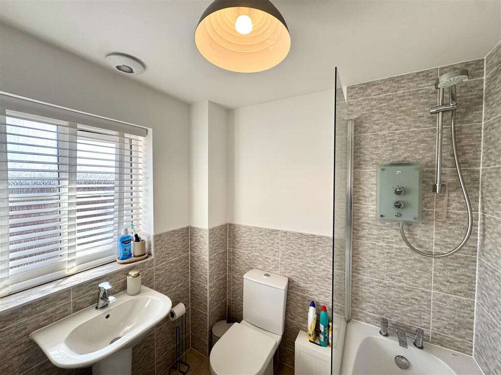 FAMILY BATHROOM