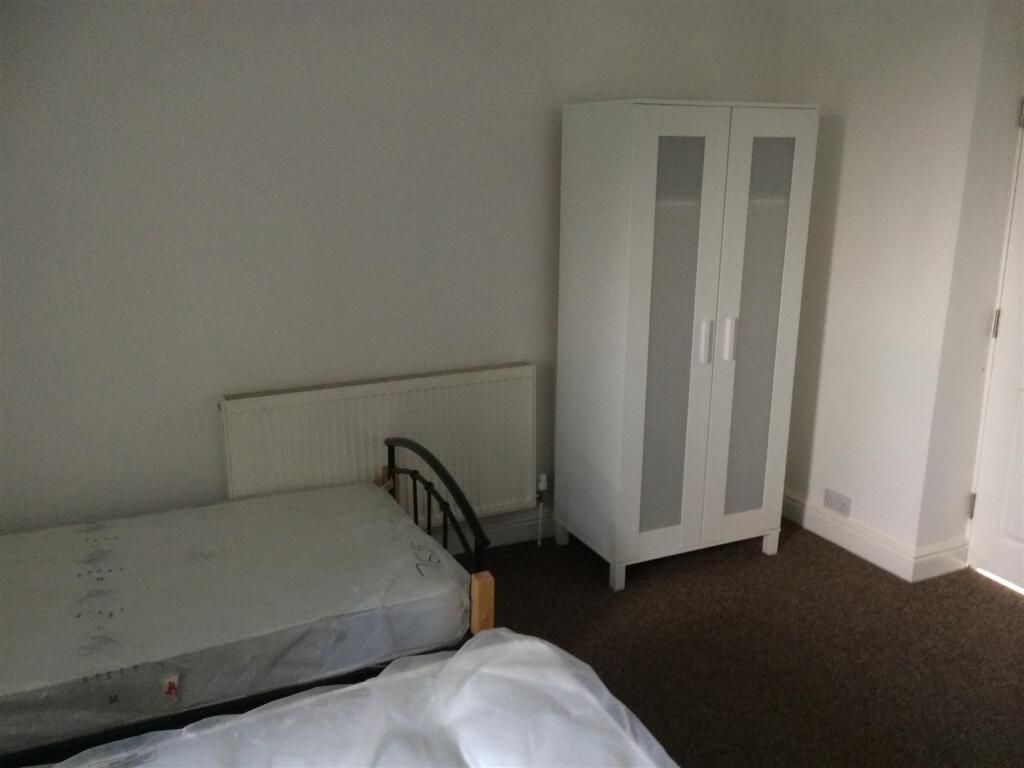 Bedroom F 3 .JPG
