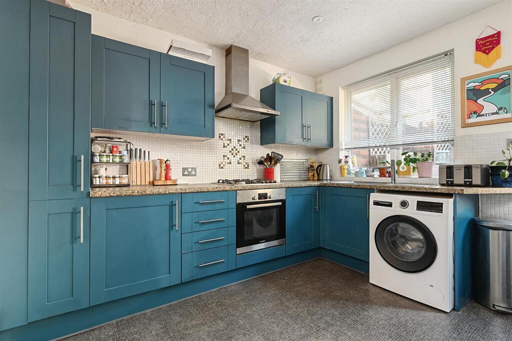 2a Windlesham Close, BN41 (6).jpg