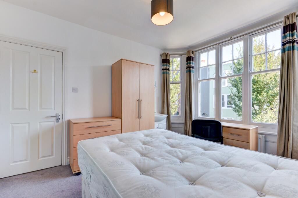 Bright and well-maintained double bedroom featu...