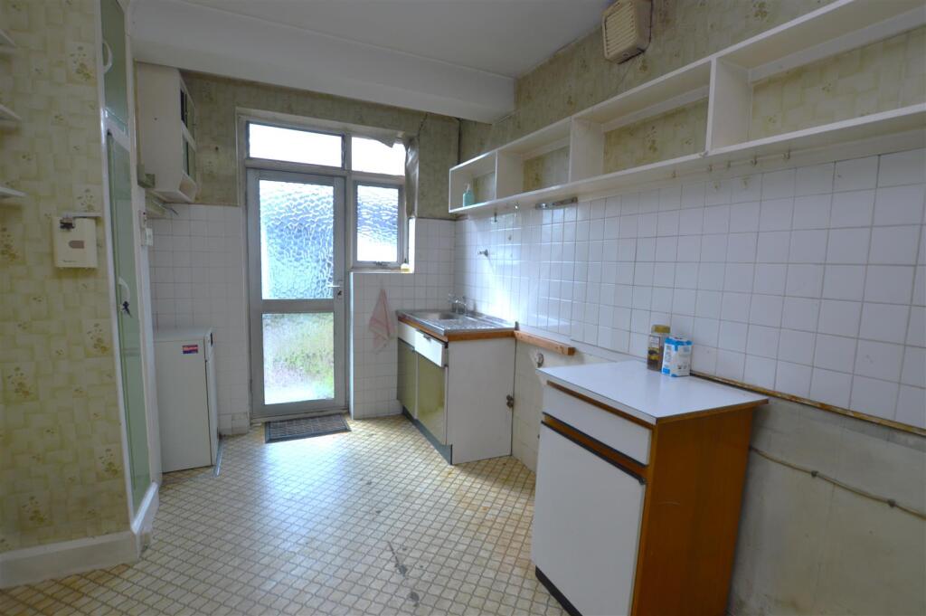 14 Pauline Crescent kitchen.JPG