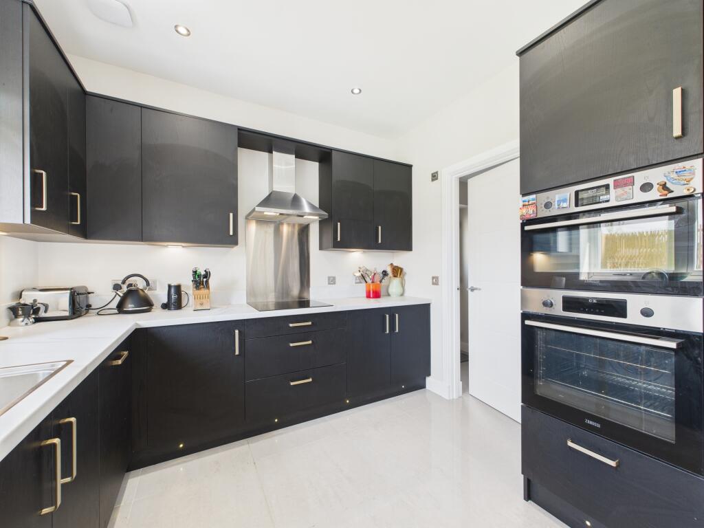 CAM03481G0-PR0111-STILL019