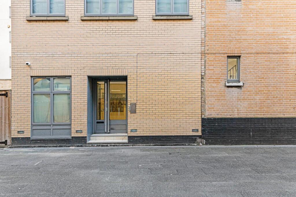Hunters-Flat_3_110_Curtain_Road-3.jpg