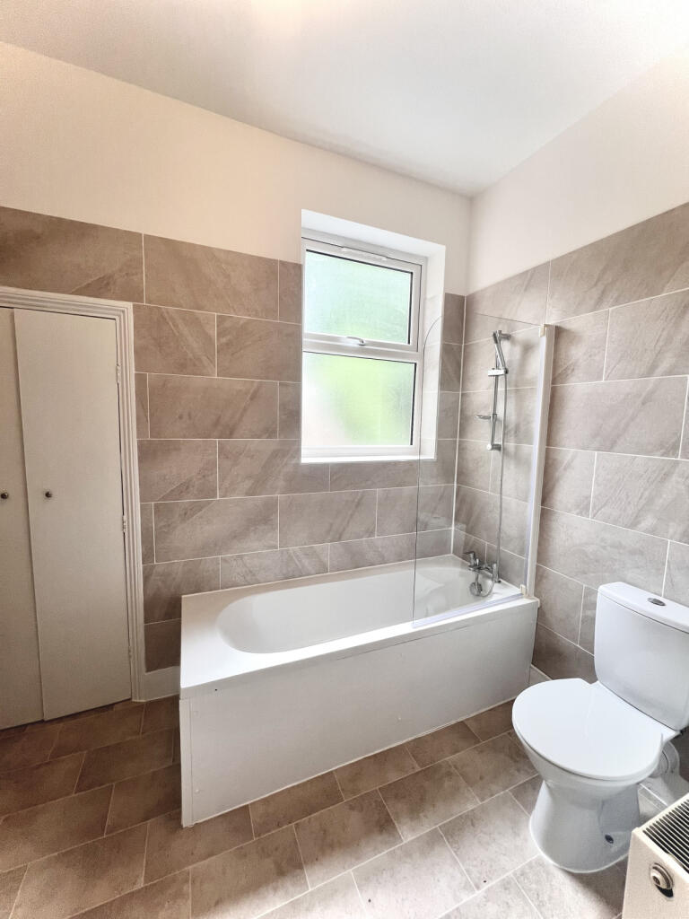 A Spacious One Bedroom, First Floor, Flat to Rent
