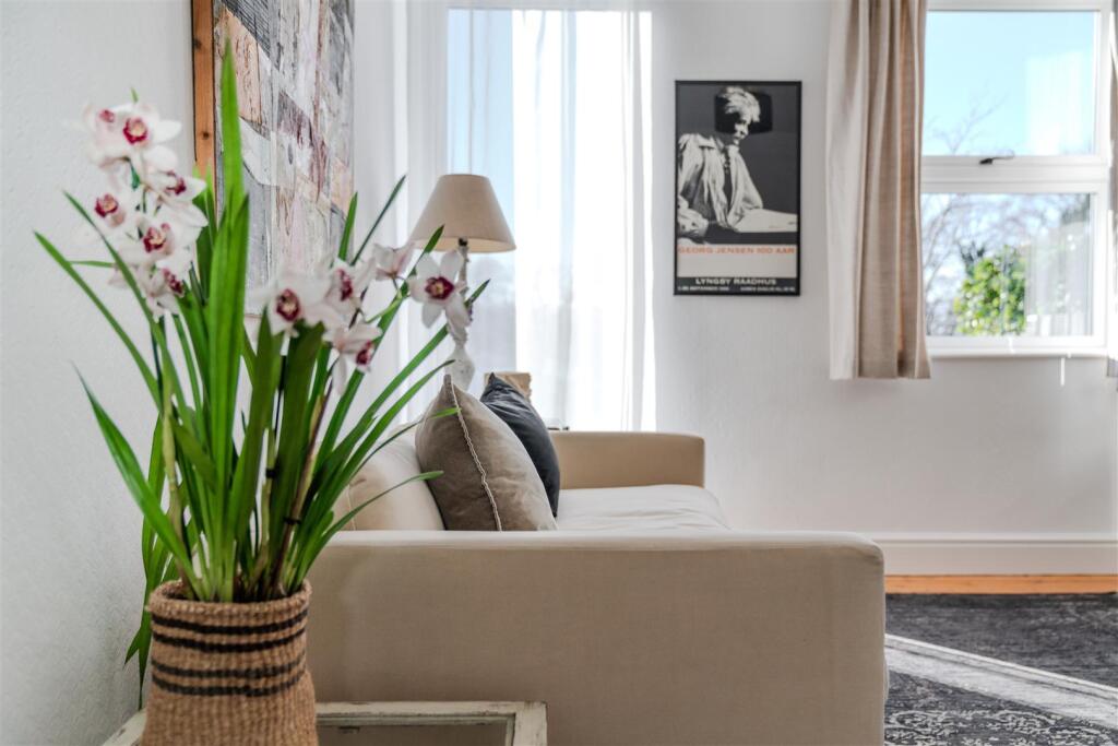 Living Room-2.jpg