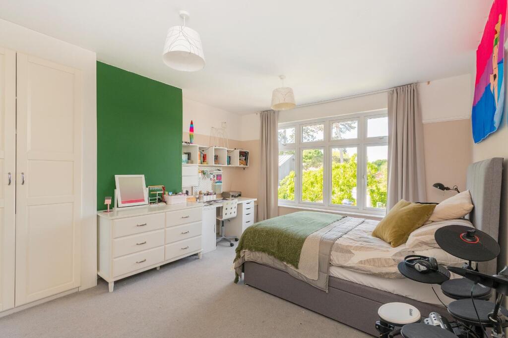 1H0V8HE - Bedroom G.jpg