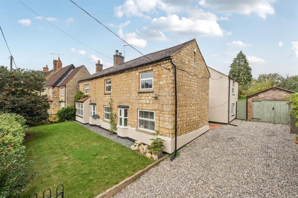 The Robin Hood House, Greens Norton (e).JPG