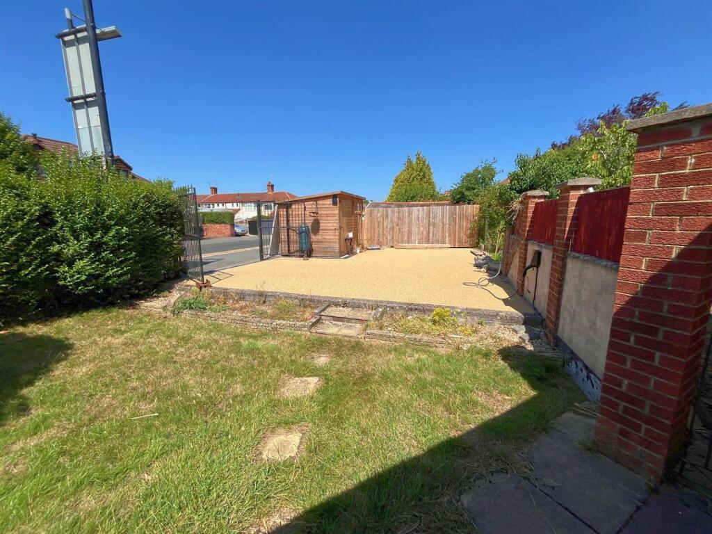 Garden to side and driveway.jpg