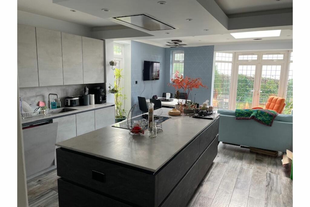 Lounge / Kitchen