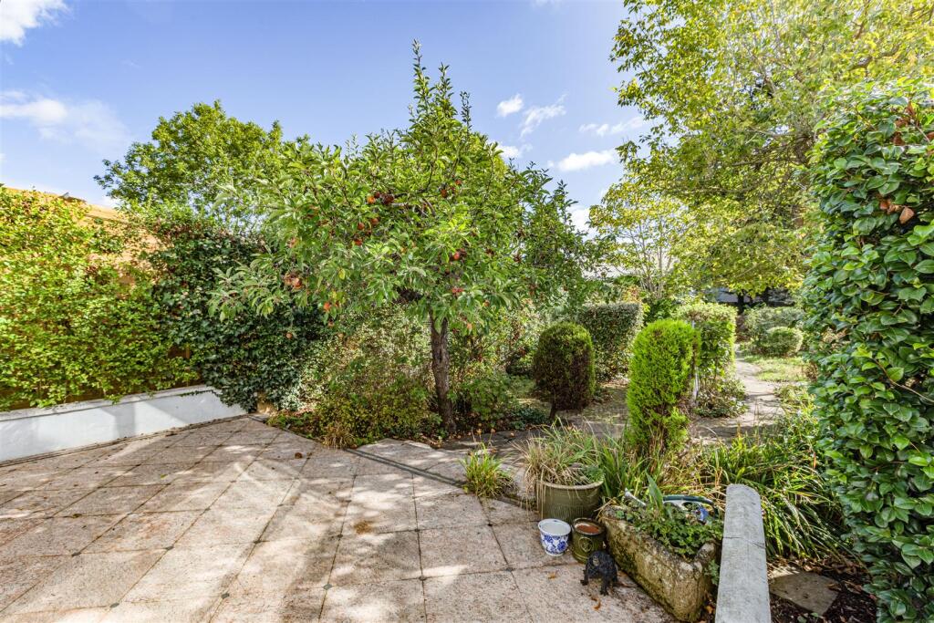 358 Molesey Road, KT12 3PG - 27.jpg