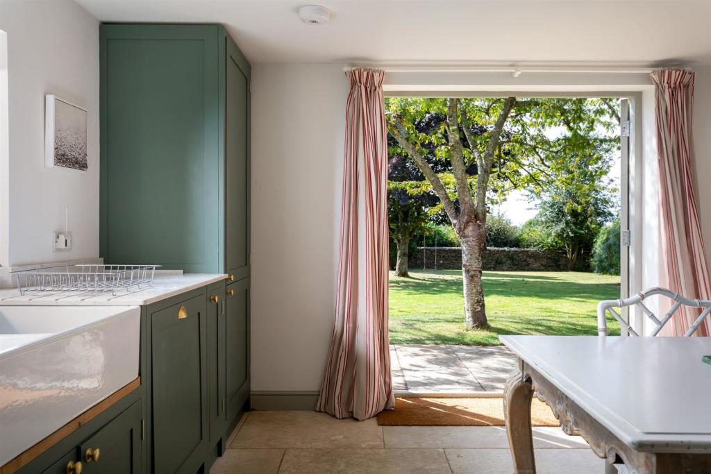 33 - 41 Ampney Crucis - GL7 5SF - Web.jpg