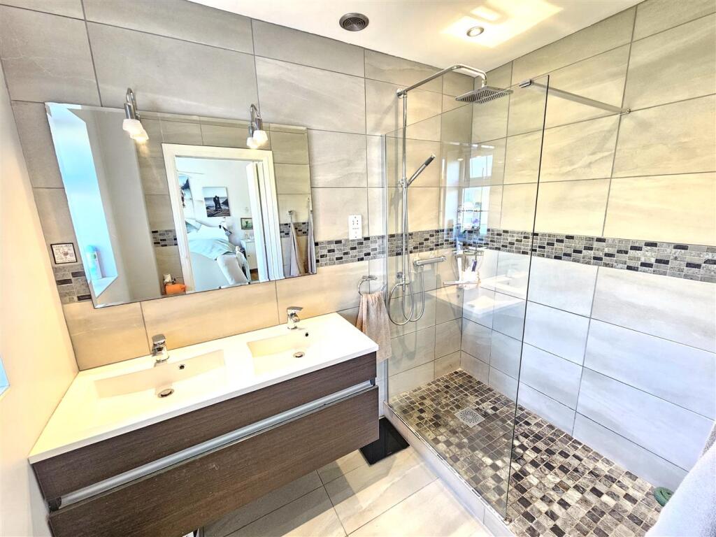 En Suite to Master.jpg